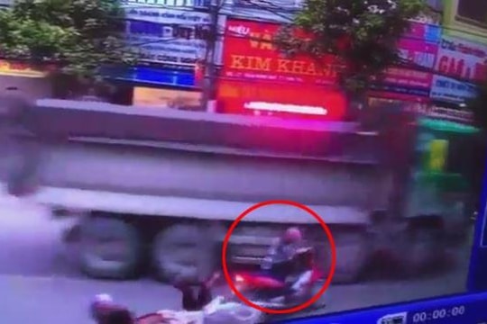 Ngã ngay dưới bánh xe tải, hai cô gái đi xe máy thoát chết thần kỳ