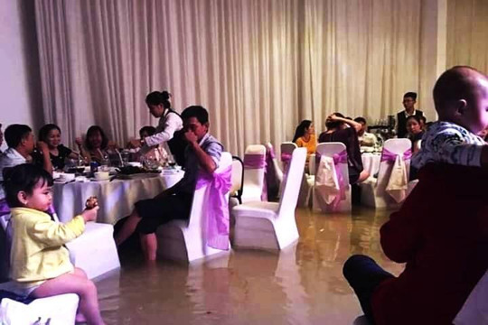 Nhiều cặp đôi ở TP.HCM khóc hận vì đám cưới vắng người, khách ngồi trên biển nước
