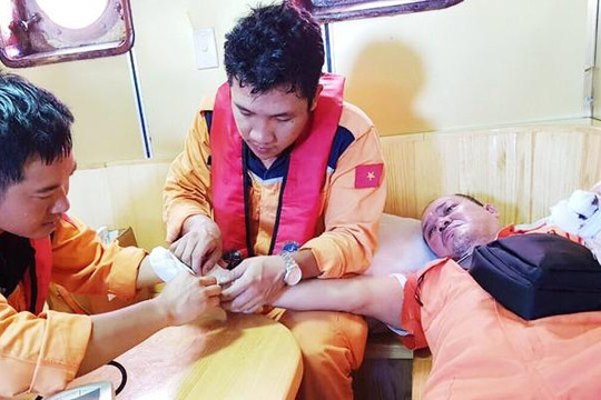 Cứu thủy thủ Philippines bị dập 2 bàn tay trên biển