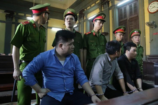 Hung thủ đâm chết 2 ‘hiệp sĩ’ ở Sài Gòn lạnh lùng tại phiên xử