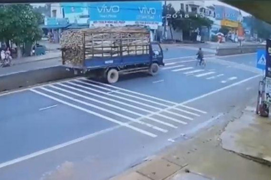 Cụ ông đi xe đạp sang đường kiểu cảm tử khiến xe tải chở gỗ lật nhào