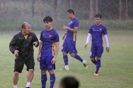 Tuyển Việt Nam rèn đấu pháp, thử nghiệm đội hình trong mưa trước trận bán kết với Philippines