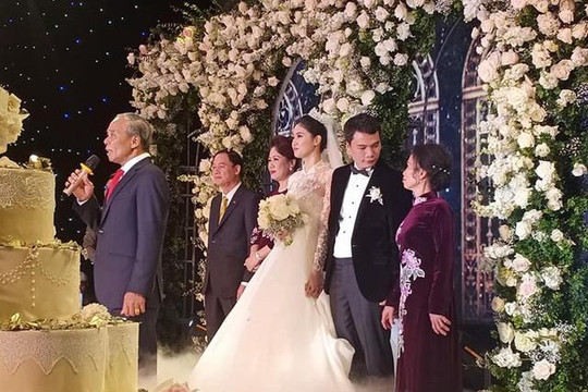 Á hậu Thanh Tú nắm tay chồng cổ vũ đội tuyển Việt Nam chiến thắng ngay trong lễ cưới 