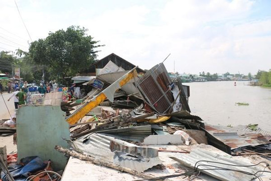 An Giang: Sạt lở làm 3 ngôi nhà lọt xuống sông