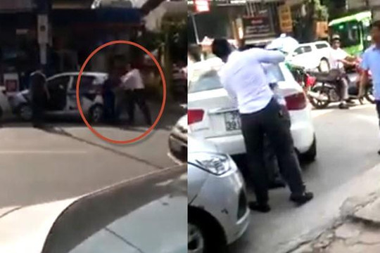 Lùi ô tô trúng taxi ở Hà Nội, côn đồ đập đầu tài xế gây bể kính xe