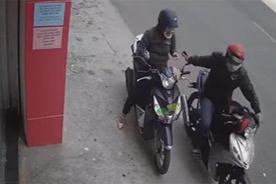 Tên cướp áp sát xe máy cô gái để giật điện thoại và cái kết phũ phàng