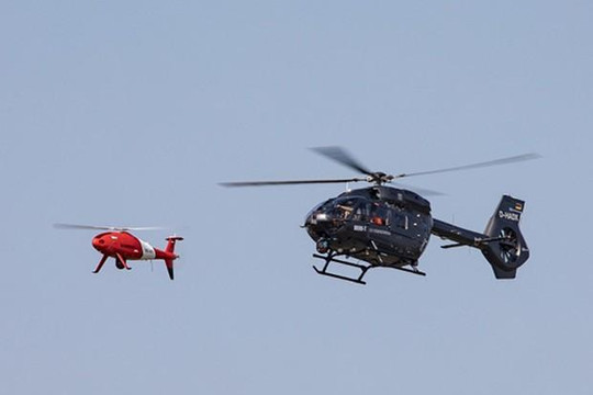Điều khiển máy bay không người lái bằng máy bay trực thăng