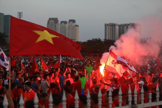 Người hâm mộ đốt pháo sáng rực đỏ sân Mỹ Đình trước trận Việt Nam - Philippines