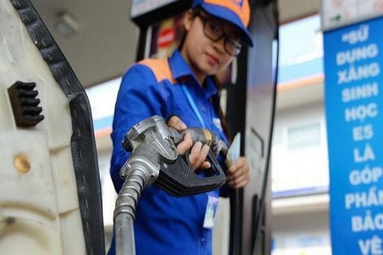 Giá xăng giảm 1.500 đồng/lít