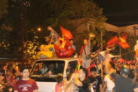 Người Cần Thơ đổ xô ra phố ăn mừng đội tuyển Việt Nam vào chung kết