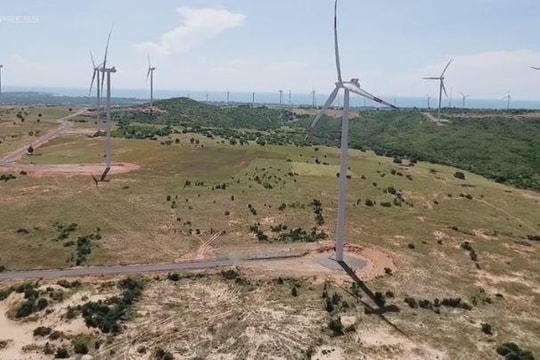 Cánh đồng turbine biến gió thành điện rộng 400 ha ở miền Trung