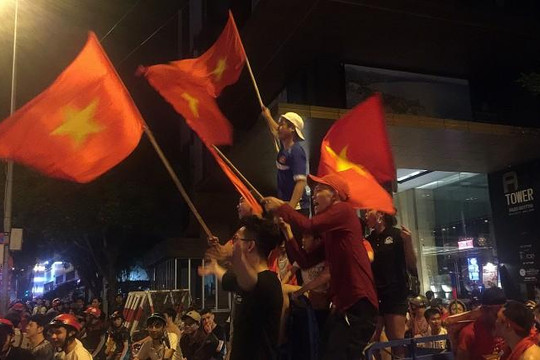 Clip Người Sài Gòn ‘đi bão’ thâu đêm mừng Việt Nam vào chung kết AFF Cup