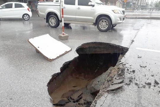 'Hố tử thần' xuất hiện giữa đường TP.Vinh sau trận mưa lớn
