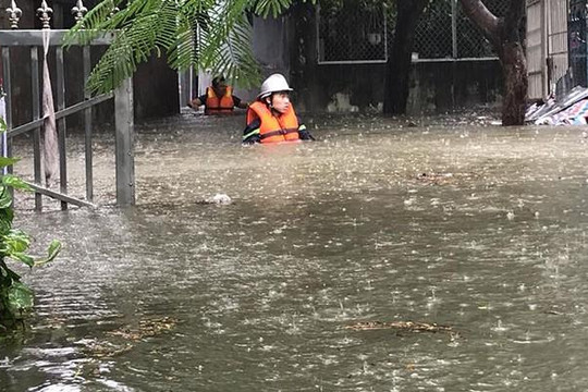 Đà Nẵng: Có nơi nước lên tới cổ, giải cứu nhiều người mắc kẹt