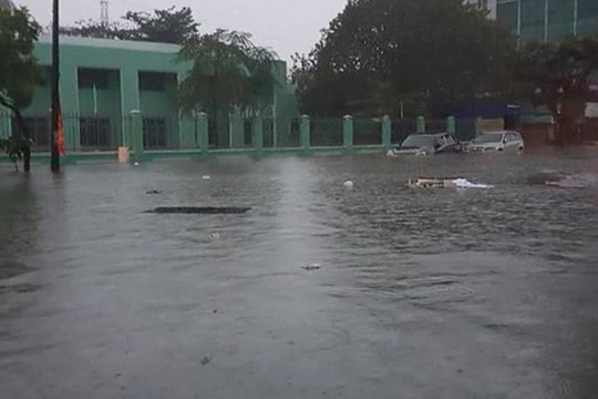 Đà Nẵng: Học sinh nghỉ học, đường sắt tê liệt, bờ biển bị xé toạc