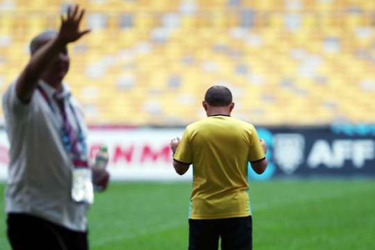 HLV Park Hang-seo cầu nguyện trên sân Bukit Jalil, Văn Toàn sẵn sàng đá trận chung kết