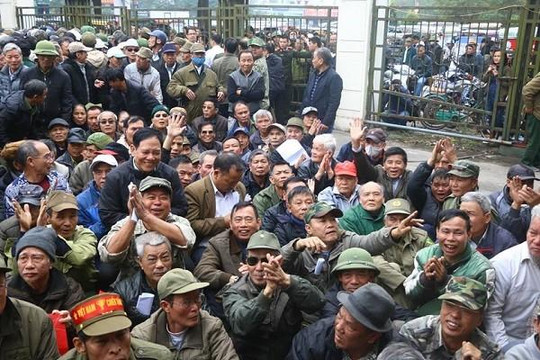 Hàng trăm người ‘quây’ kín cổng VFF để mua vé bóng đá