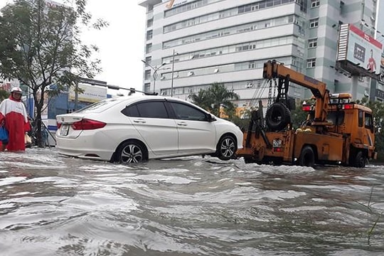 Bảo hiểm, cứu hộ chạy hết công suất cứu ô tô ‘đuối’ ở Đà Nẵng