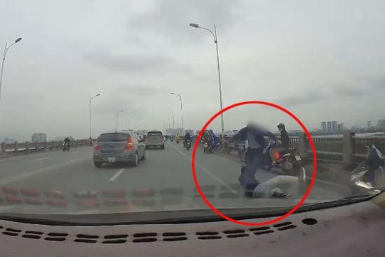 Tài xế ô tô đánh người đi xe máy dã man vì không được nhường đường