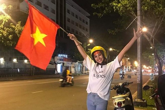 Hoa hậu Trần Tiểu Vy xuống đường sau trận chung kết Việt Nam-Malaysia