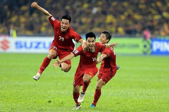Văn Hậu, Đức Chinh chơi tệ, Huy Hùng, Đức Huy hay nhất trận chung kết lượt đi với Malaysia 