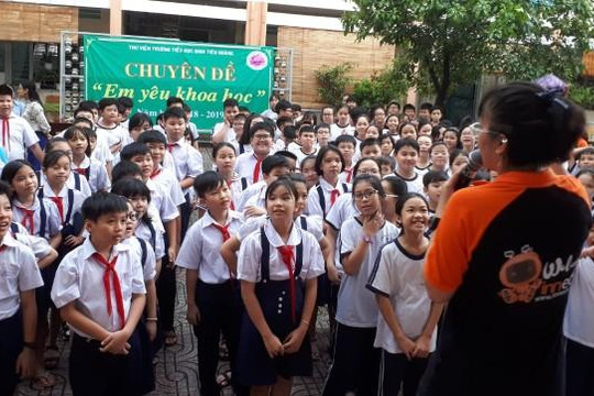 800 học sinh trường tiểu học Đinh Tiên Hoàng thực hành các thí nghiệm khoa học vui