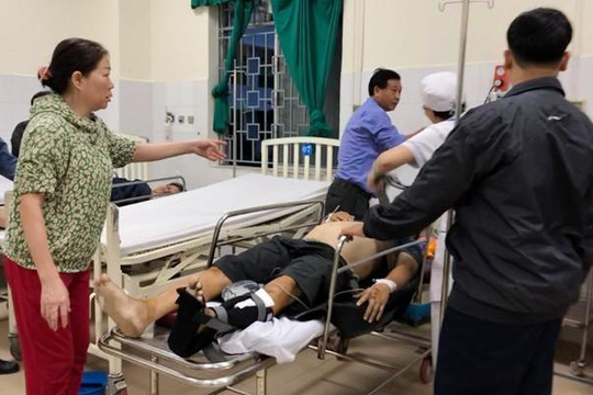 Lật xe khách từ Quảng Ngãi đi Bình Định, 6 người bị thương