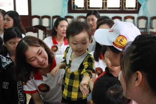 Thí sinh Hoa khôi sinh viên VN thăm làng SOS và nhặt rác ở biển Đà Nẵng 