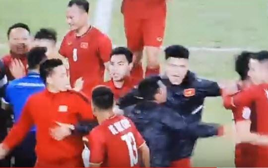 Clip khoảnh khắc Việt Nam vô địch AFF Cup sau 10 năm, học trò tung hô HLV Park Hang-seo
