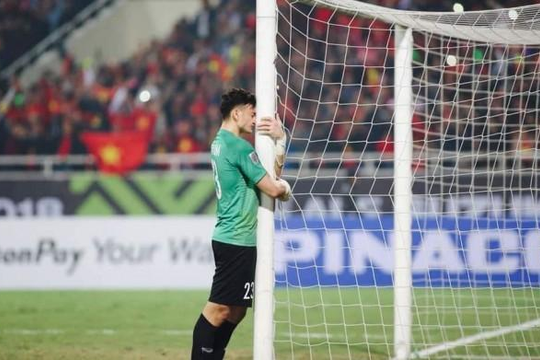 Hình ảnh thủ môn Văn Lâm bật khóc mừng Việt Nam vô địch gây xúc động 