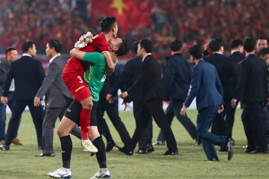 Cảm động với những hình ảnh khóc - cười mừng vô địch của tuyển Việt Nam