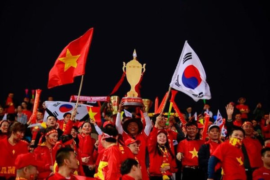 Báo chí Hàn Quốc tràn ngập hình ảnh Việt Nam vô địch AFF Cup