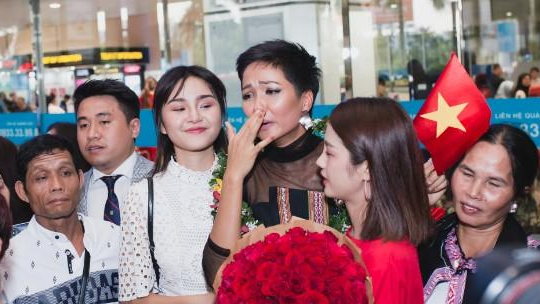  H'Hen Niê bật khóc tại sân bay Việt Nam sau thành tích lịch sử top 5 Miss Universe 2018