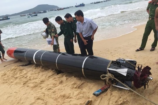 'Thiết bị huấn luyện hải quân' có chữ Trung Quốc trôi vào biển Phú Yên