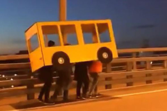 Nhóm thanh niên 'hóa trang' xe buýt để đi qua cầu cấm người đi bộ