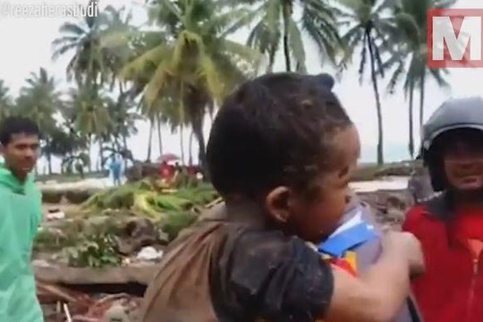 Giải cứu bé trai mắc kẹt trong ô tô suốt 12 giờ sau trận sóng thần