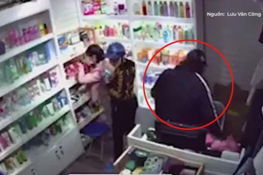 2 'nữ quái' dàn cảnh trộm tiền trong cửa hàng nhanh như chớp