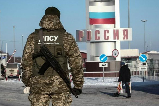 Ukraine cấm nhập cảnh hơn 1.500 công dân Nga