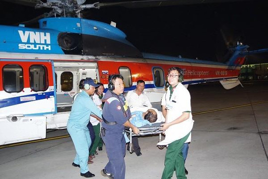 Trực thăng bay xuyên đêm cứu một công nhân trên đảo Trường Sa