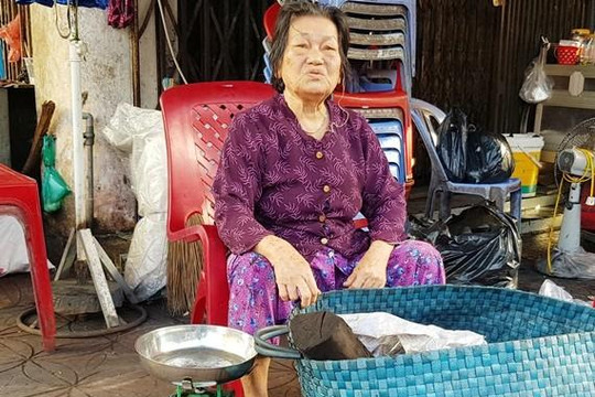 Sóc Trăng: Những bức xúc của cụ bà 80 tuổi bị buộc ra khỏi nhà, ngồi vỉa hè bán than