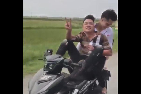 Thanh niên liều lĩnh lái xe máy bằng chân, giơ tay tạo dáng để quay phim