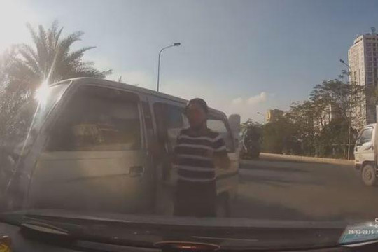 Nữ tài xế quay đầu xe kiểu 'tự sát' gây họa cho người đi đường