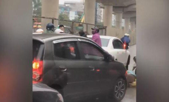 Va chạm giao thông, nữ 'ninja Lead' xông vào đánh nhau với tài xế ô tô