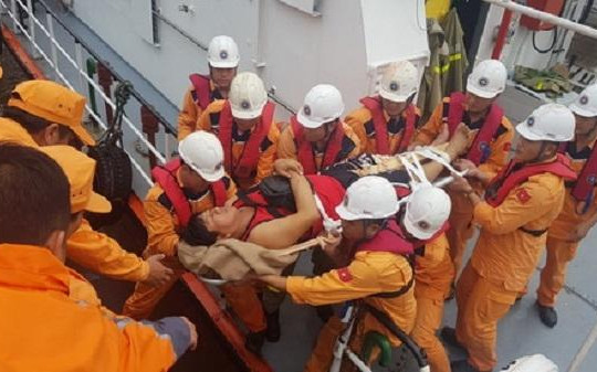 Cứu 4 thuyền viên người Philippines bị tai nạn trên tàu dầu
