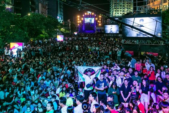 Hơn 50 ngàn người đón năm mới tại lễ hội ánh sáng trên phố đi bộ Nguyễn Huệ