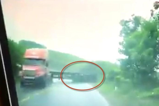 Clip container ôm cua kiểu Fast & Furious trên dốc Khe Hèo, cả xe khách thoát chết