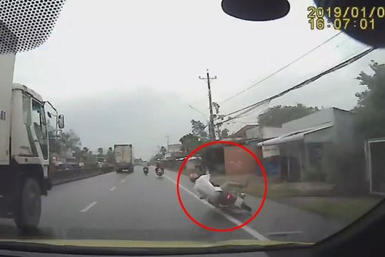 Thanh niên đi xe máy bất ngờ ngã ra đường, suýt chết dưới gầm ô tô