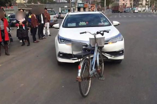 Ngạc nhiên cảnh xe đạp đâm móp đầu ô tô Toyota Corolla