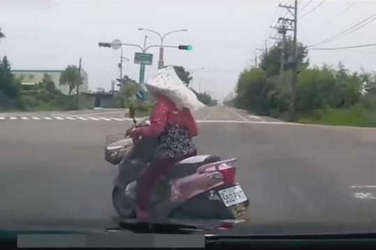 Nữ 'ninja' đi xe máy liều lĩnh tạt đầu ô tô và cái kết đắng