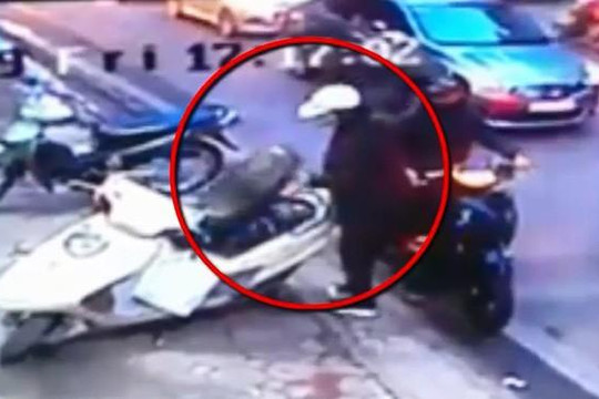 Đôi nam nữ đi SH mở cốp xe máy trộm đồ nhanh như chớp ở Hà Nội